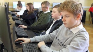 uczniowie przy komputerach podczas konkursu