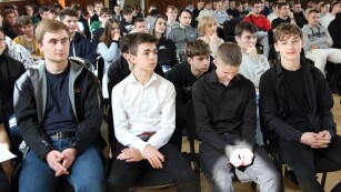 uczniowie zgromadzeni w auli podczas przedstawienia