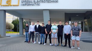 uczniowie ZSEn przed budynkiem Wydziału Elektrycznego Politechniki Lubelskiej