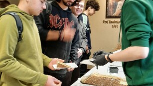 uczniowie podczas kiermaszu ciast