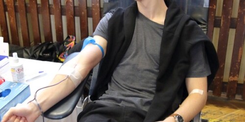 uczeń podczas pobierania krwi w fotelu