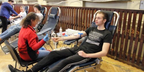 uczniowie w fotelach podczas pobierania krwi