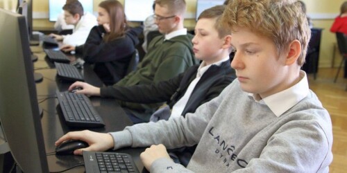 uczniowie przy komputerach podczas konkursu