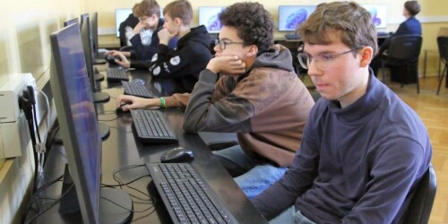 uczniowie przy komputerach podczas testu