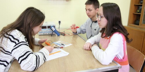 uczniowie podczas rozwiązywania zadań konkursowych