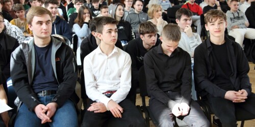 uczniowie zgromadzeni w auli podczas przedstawienia